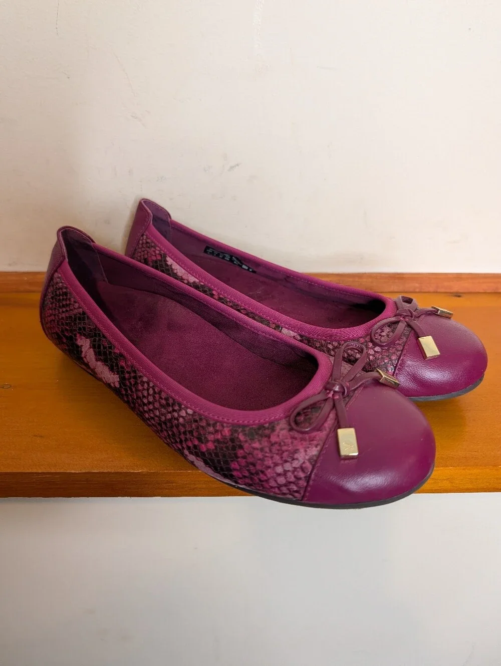 Vionic Minna Ballet Flats Womens 6 Wide Purple Snake Print Leather Bow Comfort